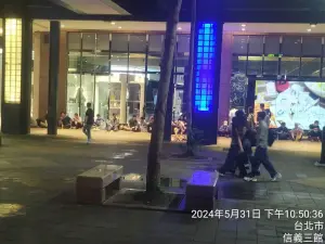 ▲快龍玩偶開賣前夕的5月31日晚上,出現大批夜排人潮。(圖/台灣寶可夢優惠大小事FB社團授權使用) ▲快龍玩偶開賣前夕的5月31日晚上,出現大批夜排人潮。(圖/台灣寶可夢優惠大小事FB社團授權使用)