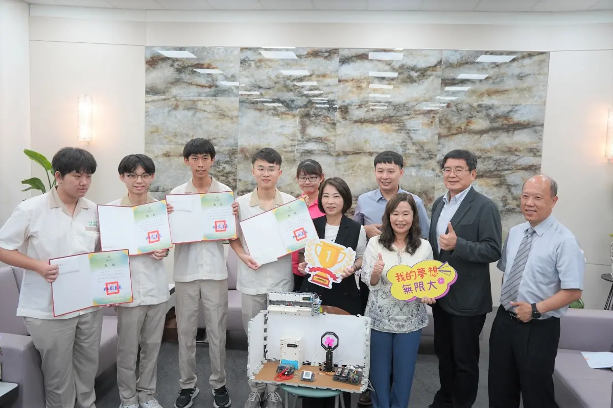 ▲屏東高中四位學生參加美國底特律勞倫斯理工大學世界機器人大賽中奪冠，周春米接見稱是屏東之光。（圖／屏東縣府提供）
