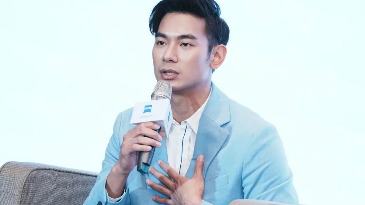 ▲亮哲在八點檔《天道》中激吻女演員黃瑄，惹來老婆不滿，就連女兒都看不下去，抱怨他和其他女生抱在一起。（圖／蔡司光學提供）