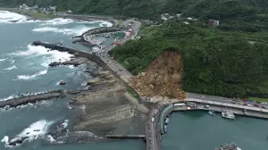 基隆潮境公園山崩空拍畫面曝！邊坡「三角形」崩落　車輛險遭淹沒
