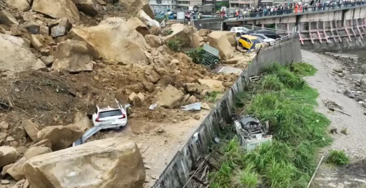 ▲基隆北寧路潮境公園路口今（3日）下午2時28分許，發生邊坡土石崩塌，導致２人受傷、多部汽車受損。（圖／翻攝畫面）