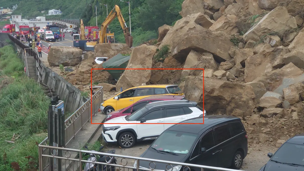 ▲計程車遇上山崩車體嚴重變形，司機差點逃不出來，所幸遇上熱心男子救援。（圖／翻攝畫面）