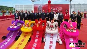 ▲華友聯開發與台灣三井不動產攜於高雄鳳山之國泰重劃區內,合作興建超高大樓,今(3)日動土。(圖/記者陳美嘉攝,2024.06.03) ▲華友聯開發與台灣三井不動產攜於高雄鳳山之國泰重劃區內,合作興建超高大樓,今(3)日動土。(圖/記者陳美嘉攝,2024.06.03)