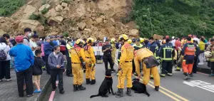 驚！基隆潮境公園大規模山崩　北市消防局派13人2犬支援搜救
