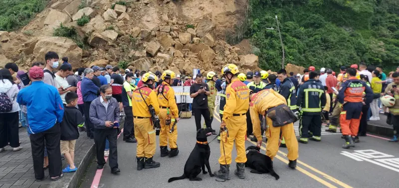 驚！基隆潮境公園大規模山崩　北市消防局派13人2犬支援搜救