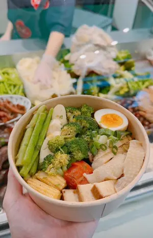 黃仁勳欽點!通化夜市「阿婆水果攤」紅了 臨江街必吃名單一次看 ▲從攤位賣到有店面,「紅花麻辣鹽水雞」人潮依舊絡繹不絕。(圖/翻攝自紅花麻辣鹽水雞FB)