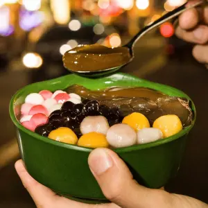黃仁勳欽點!通化夜市「阿婆水果攤」紅了 臨江街必吃名單一次看 ▲吃飽喝足再來上一碗冰涼愛玉或仙草,有夠幸福。(圖/翻攝自愛玉之夢遊仙草FB)