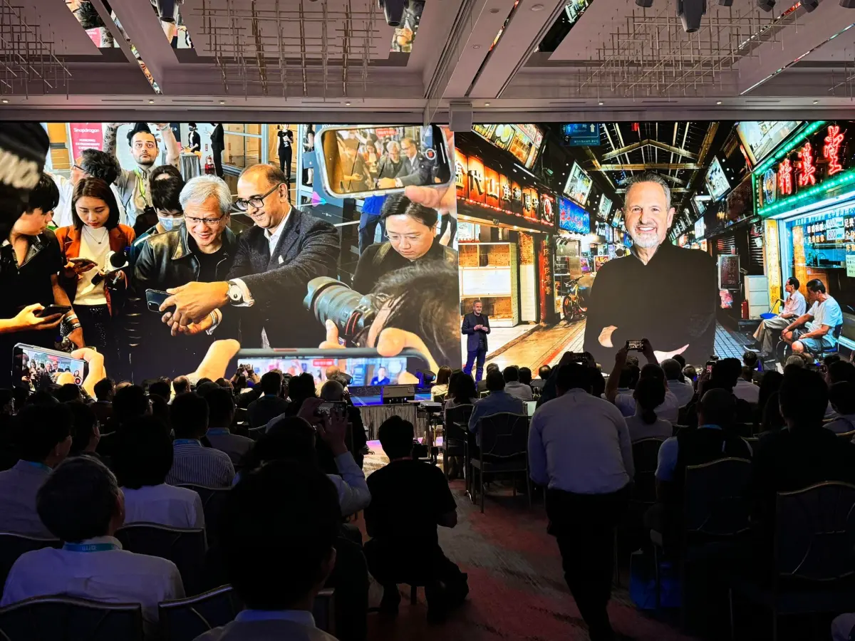 ▲安謀（Arm）執行長哈斯（Rene Haas）發表演講，開場就自爆學黃仁勳去逛夜市，但都沒人找他合照。（圖／「壹哥的科技生活」提供）