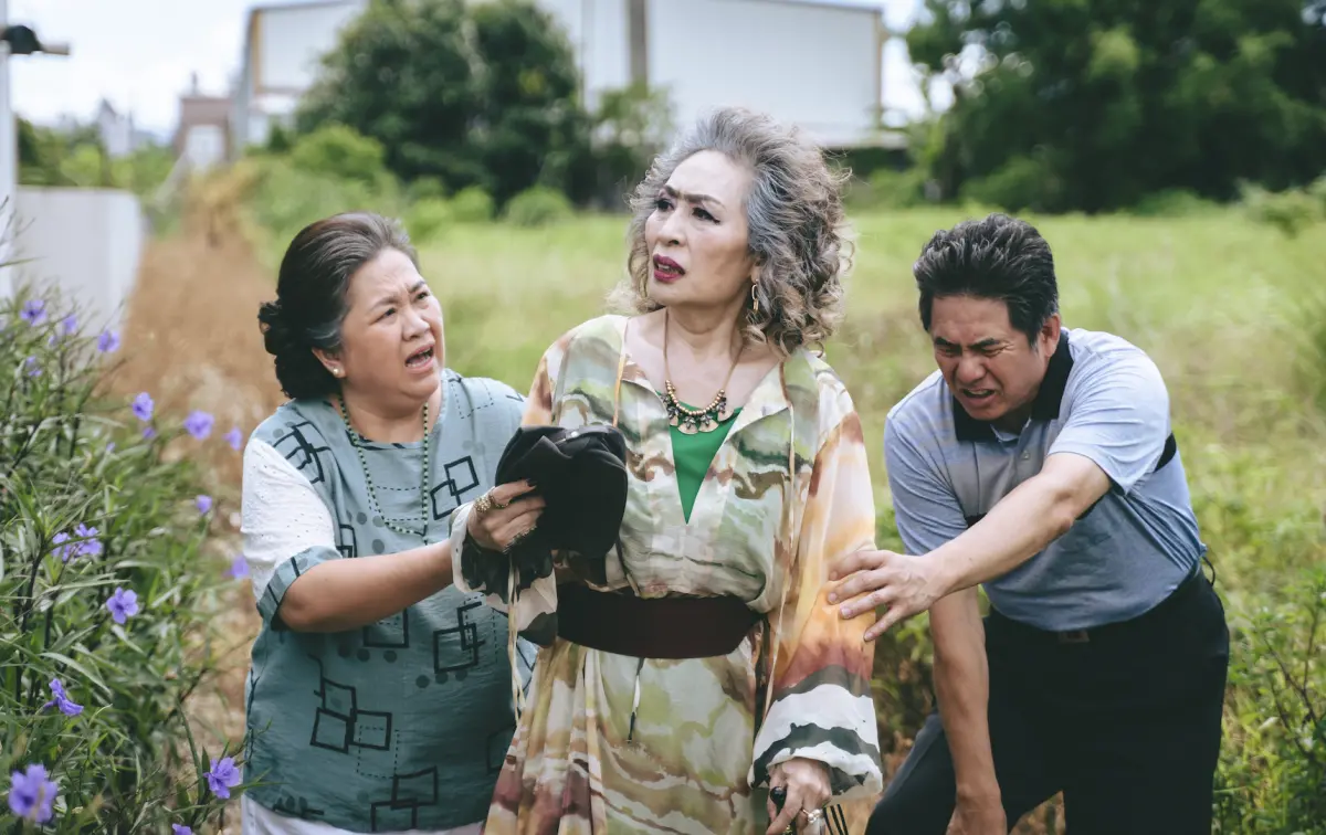 ▲鍾欣凌（左一）和洪都拉斯（右一）想把丁也恬（中）送去養老院。（圖／公共電視提供）