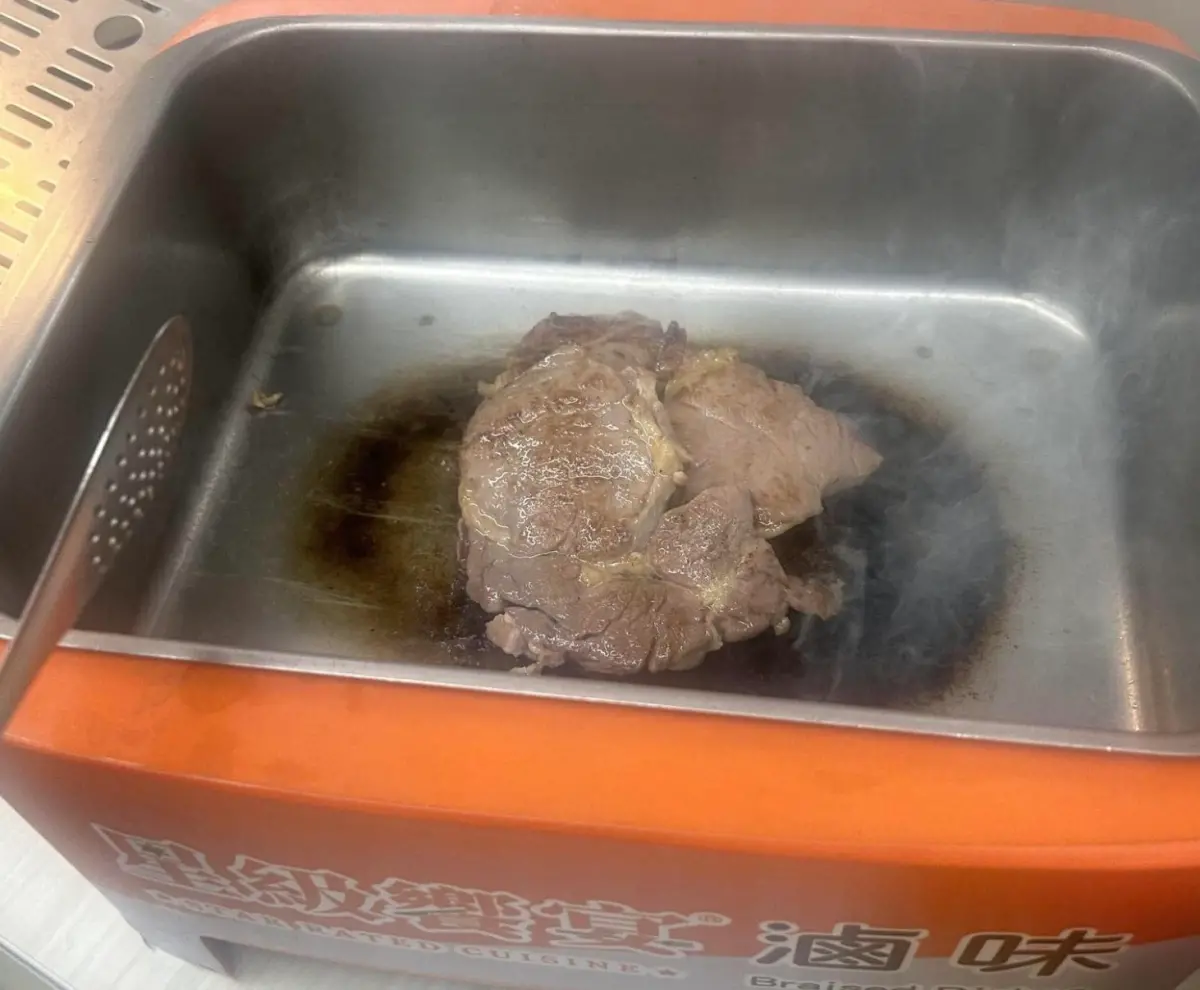 ▲自稱是大夜班店員連續發文，表示自己「上大夜肚子餓」，就使用店裡加熱滷味的鍋子來煎牛排。（圖／翻攝《靠北7-11》）