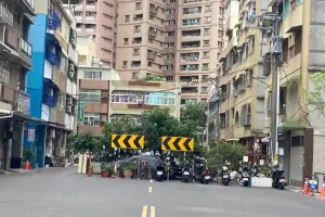 苦苓不滿住家道路末端被圍　高市府：已詢地主價購意願
