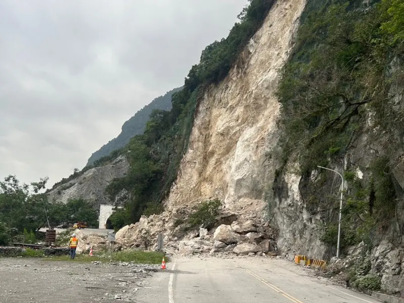 ▲花蓮蘇花公路崇德隧道北端，今（3）日下午5時許傳出坍方事件。（圖／翻攝畫面）