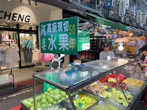 ▲NOWnews記者前往通化夜市現場,直擊「阿婆水果攤」。(圖/記者張嘉哲攝) ▲NOWnews記者前往通化夜市現場,直擊「阿婆水果攤」。(圖/記者張嘉哲攝)
