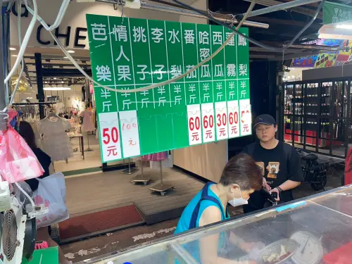 ▲阿婆水果攤明碼標價,各種水果售價清清楚楚寫上。(圖/記者張嘉哲攝) ▲阿婆水果攤明碼標價,各種水果售價清清楚楚寫上。(圖/記者張嘉哲攝)