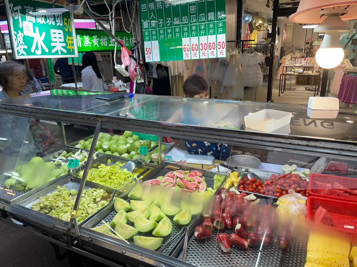 ▲▲黃仁勳點名「通化夜市阿婆水果攤」相當棒，實際查詢店家的評價，也找出締造「零負評」的主要關鍵。（圖／記者張嘉哲攝）