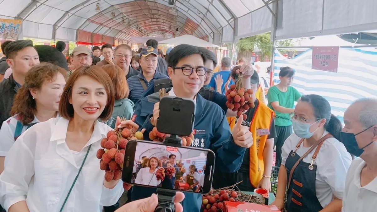 ▲高雄市長陳其邁2日率領市府團隊參與，更親自至農特產品攤位區與小農、民眾及小朋友們熱情互動、合影。（圖／大樹區公所提供）