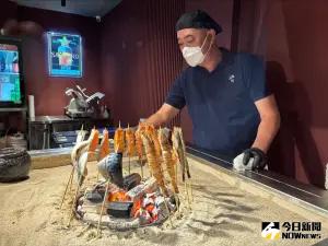 接手SONO園日式庭園舊址 「羽悅」主打前澤牛華麗登場 ▲羽悦的爐端燒由師傅掌廚,提供部分料理代烤服務,是一大特色。(圖/ 記者金武鳳攝,2024.6.3)