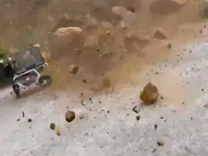 ▲民眾拍下山坡滑落,過程中還有數顆落石噴濺至一旁停車場。(圖/翻攝畫面) ▲民眾拍下山坡滑落,過程中還有數顆落石噴濺至一旁停車場。(圖/翻攝畫面)