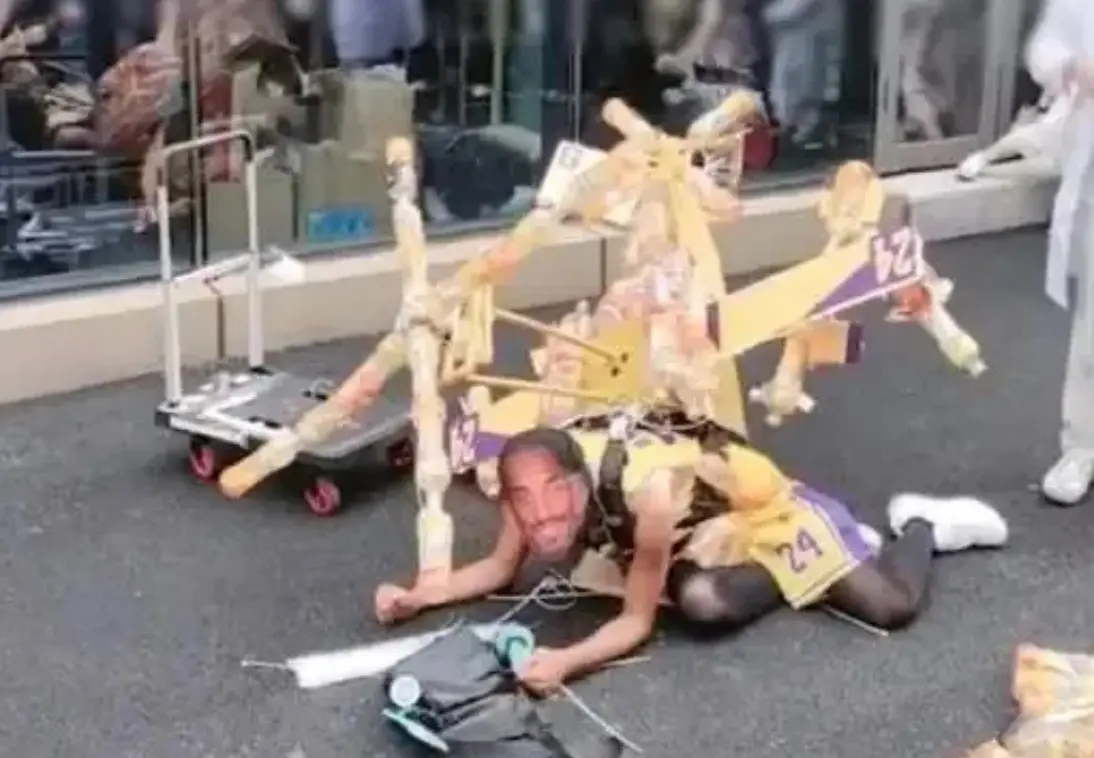 ▲一名中國Coser在動漫展上模仿洛杉磯湖人隊已故球星布萊恩(Kobe Bryant)的墜機事故場景，掀起爭議。（圖／翻攝自微博）