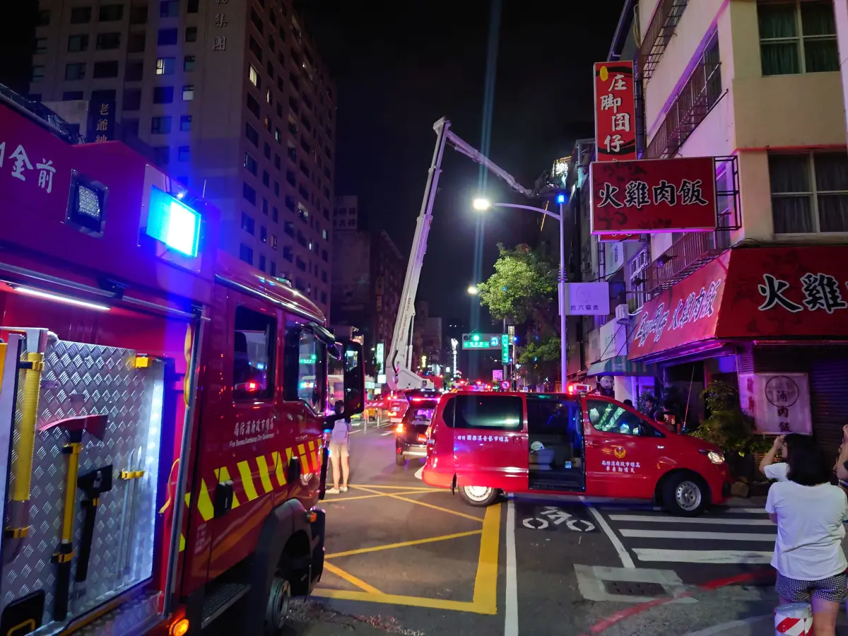 ▲高雄市新興區七賢一路、南華路口一家知名燒肉店傳出火警，起火點位於2樓座位區。（圖／爆料公社）