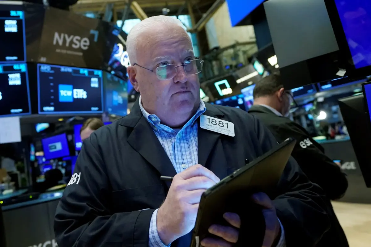 ▲美股週一表現反覆、個別發展，道瓊工業指數先升後挫，最收以跌115點收。圖為紐約證券交易所人員。（圖／美聯社／達志影像）