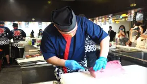 ▲台中潮港城黑鮪魚季來了!老饕不用千元就可以享用肥美的鮪魚料理,週末用餐的話還可以看現切鮪魚秀。(圖/潮港城官網) ▲台中潮港城黑鮪魚季來了!老饕不用千元就可以享用肥美的鮪魚料理,週末用餐的話還可以看現切鮪魚秀。(圖/潮港城官網)