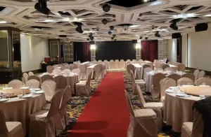 ▲台中潮港城的本業其實是「婚宴會館」,開業至今有30多年歷史,已經辦過上百萬桌,有中部「辦桌王」的稱號。(圖/Google評論) ▲台中潮港城的本業其實是「婚宴會館」,開業至今有30多年歷史,已經辦過上百萬桌,有中部「辦桌王」的稱號。(圖/Google評論)