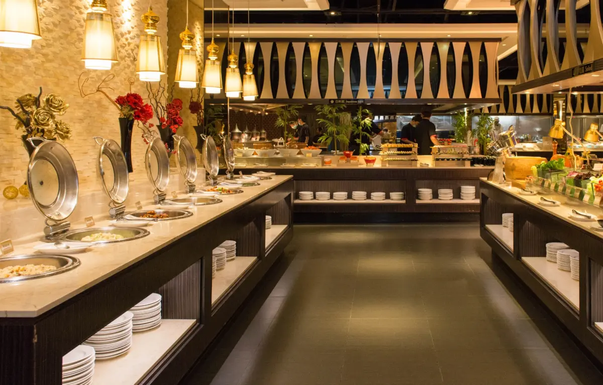 ▲有網友發現一家名為「潮港城太陽百匯」的buffet餐廳，現在搭配活動只要473元就能吃到飽，CP值相當高。（圖/潮港城官網）