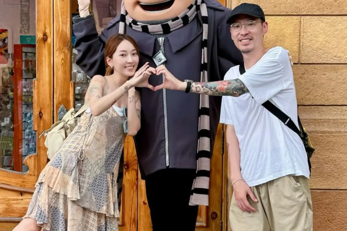 ▲張菲辣媳翁馨儀（左）跟老公張少懷吃飯，由於老公去換錢還沒付錢未告知她，她跟著跑出去，差點被誤會吃霸王餐。（圖／翁馨儀IG）