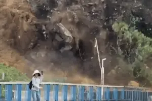 基隆潮境公園山崩！阿姨「邊退邊拍」驚悚瞬間曝光　悠閒樣遭酸爆
