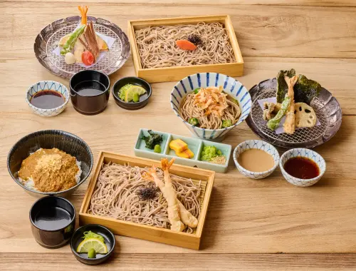 ▲「海老天蕎麥麵」299元，「牛肉蕎麥麵雙饗丼」329元、「櫻花蝦蕎麥麵定食」及「炸蝦蕎麥麵咖哩丼飯」都是399元，「天婦羅明太子蕎麥冷麵定食」429元。（圖／香繼光集團提供）