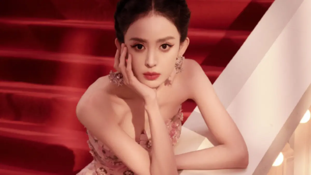 ▲中國女星古力娜扎瘦過頭，幾乎是皮包骨，骨頭還明顯突出，粉絲忍不住直呼女神要變骷髏了。（圖／翻攝古力娜扎微博）