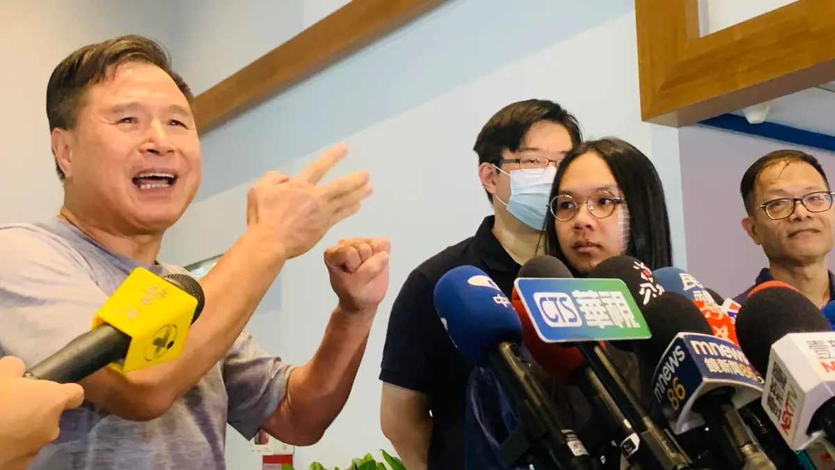 ▲中捷砍人事件的短褲男王先生（左一）說，見到嫌犯還有第2把刀，「我叫大家走開，我來對付他」。（圖／記者顏幸如攝，2024.06.04）