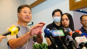 中捷英雄表揚/高手在民間!空手道黑衣大叔奪2刀助長髮哥脫身 ▲中捷英雄黑衣大叔(左一)說,他憑一個眼神判斷長髮哥是受害者。(圖/記者顏幸如攝,2024.06.04)