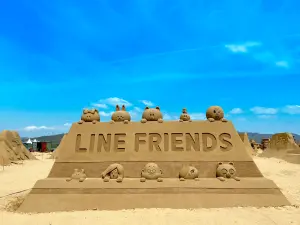 ▲2024福隆國際沙雕藝術季也已開展，今年主辦單位與LINE FRIENDS合力打造台灣第一場以「LINE FRIENDS夏日明星派對」為主題的沙雕展。（圖／台北福容飯店提供）