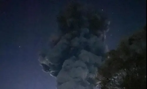▲菲律賓中部一座火山噴發火山煙流直衝天際高達5000公尺。（圖／翻攝自臉書）