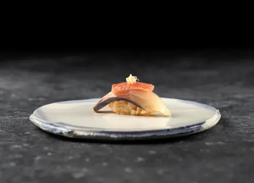 ▲米匠開設華山店有特別的招牌雙品握壽司，將兩款魚交疊放在壽司飯上。（圖／米匠提供）