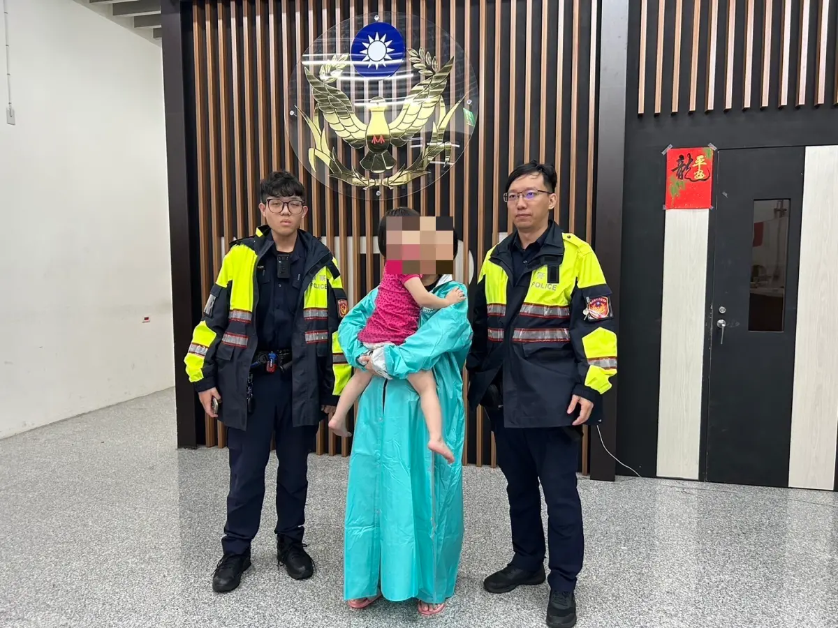 ▲三歲小女童光著腳丫子走在街上、渾身濕漉漉的，板橋派出所員警獲報後光速趕赴現場，將女童帶回安置。（圖／翻攝畫面）