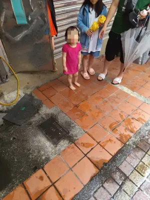 ▲板橋三歲女童淋雨徘徊路邊。（圖／翻攝畫面）