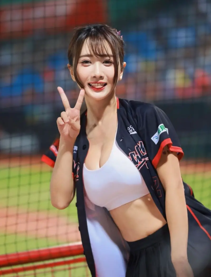 ▲味全龍啦啦隊人氣成員「全糖女神」小珍奶（王芯羽），曾被譽為是科技業女神，擁有亮眼外型、充實內涵。（圖／小珍奶IG）