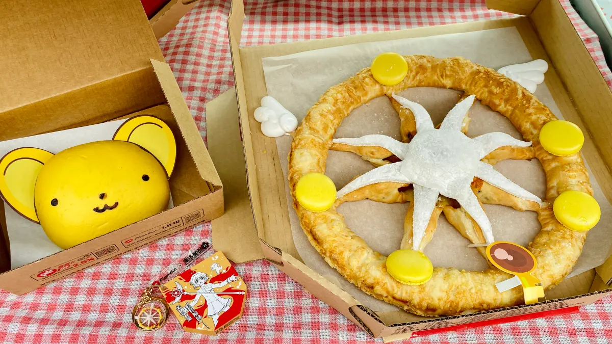 ▲封印解除！必勝客聯名《庫洛魔法使》披薩開箱，繼「進擊的巨人」後、「夢之鑰匙芝心披薩」再度把店員逼瘋，小可包竟是獵奇綠腦袋的抹茶紅豆口味。必勝魔法套餐限量吊飾必搶，加碼抽獎魔法巴士之旅。（圖／記者蕭涵云攝）