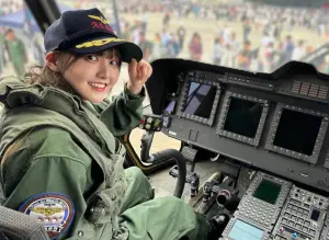 ▲小杉怜子前往自衛隊岩國基地,擔任一日司令官,還登上直升機駕駛艙體驗。(圖/翻攝自社群平台X) ▲小杉怜子前往自衛隊岩國基地,擔任一日司令官,還登上直升機駕駛艙體驗。(圖/翻攝自社群平台X)