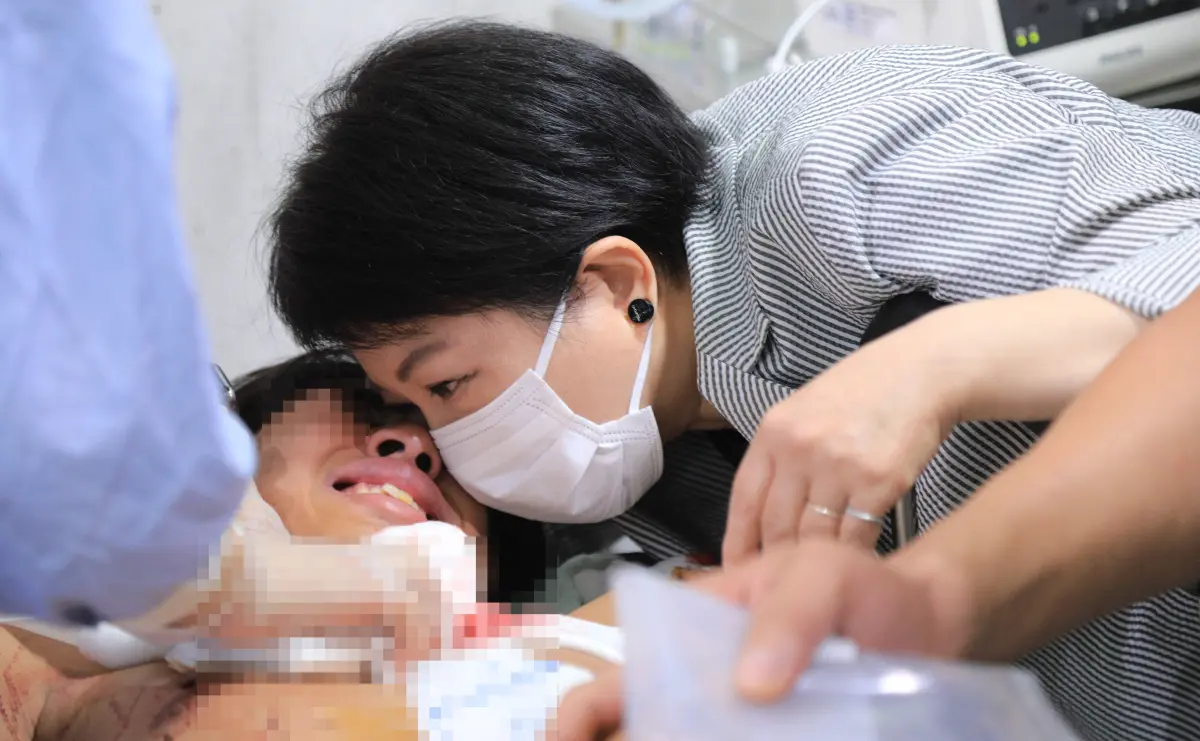 ▲呂姓高中生搭捷運被砍傷送醫，台中市長盧秀燕趕往醫院探視。（圖／台中市政府提供，2024.06.04）