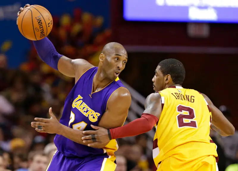 ▲NBA獨行俠當家控衛Kyrie Irving(右)，過去視湖人已故傳奇球星Kobe Bryant(左)為自己的人生導師，在Kobe不幸離世後，Irving仍然每天都想念著他。（圖／美聯社／達志影像）