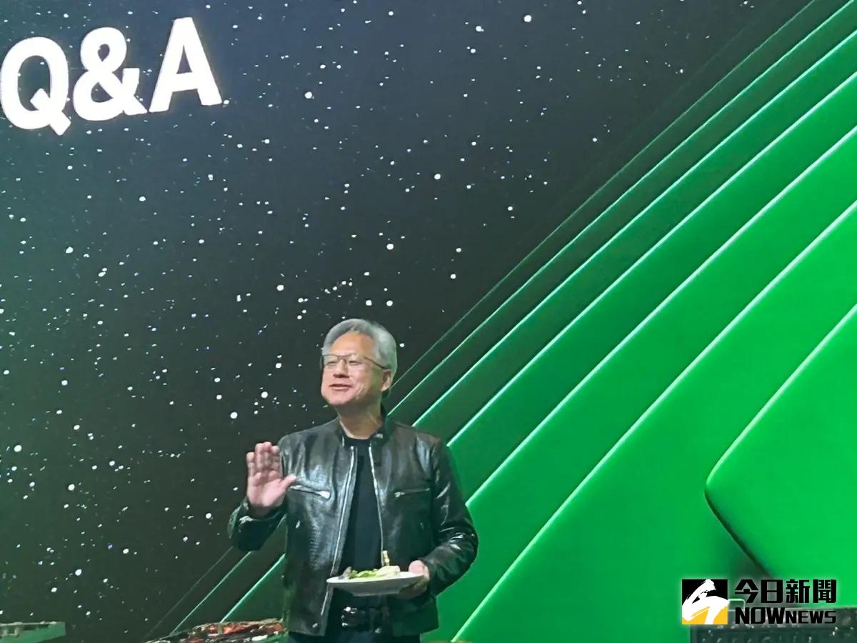 ▲忙到沒時間的黃仁勳，在下午全球媒體問答中邊受訪邊吃早午餐。（圖／記者鄭妤安攝，2024.06.04）