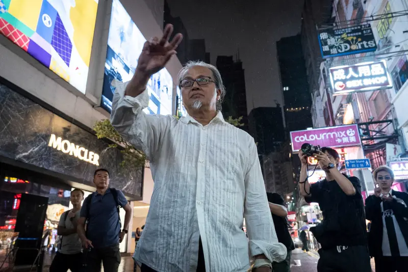 六四事件35週年！香港藝術家於銅鑼灣手比「8964」　秒被帶回警局