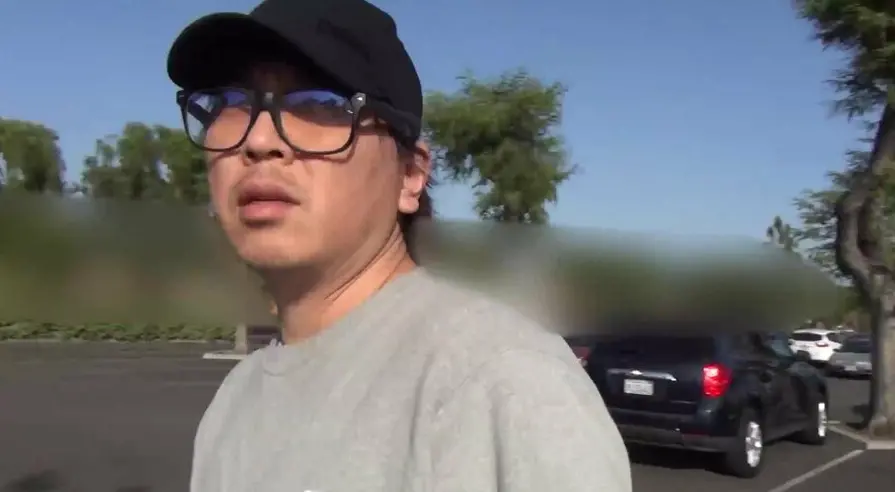 ▲水原一平滿臉鬍渣，被問到大谷翔平，不發一語，並且開著特斯拉上街。（圖／FNN NEWS)