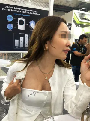 ▲黃仁勳去逛「台北國際電腦展」（COMPUTEX 2024），有位女粉絲見到偶像太激動，直接要黃仁勳在胸口上簽名。（圖／翻攝畫面）