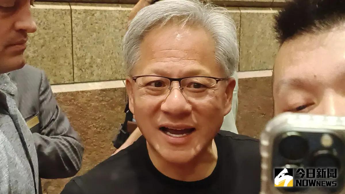 ▲黃仁勳今（4）晚大約8點30分回到文華東方酒店，許多粉絲爭相拍照。（圖／記者許若茵攝，2024.06.04）