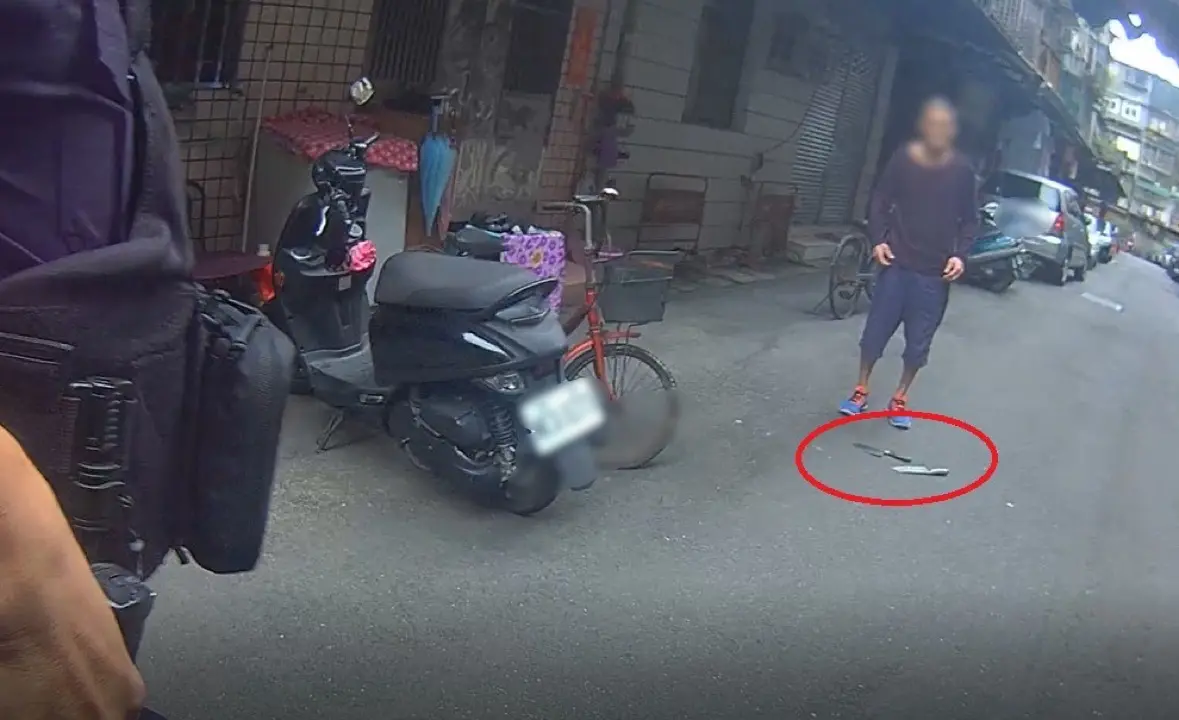 ▲新北市新莊區萬安街117巷發生持刀恐嚇公眾案，新莊男與胞姊吵架後持雙刀街頭閒晃。（圖／翻攝畫面）
